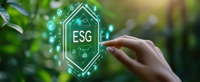 Wyciągnięta kobieca dłoń dotykająca podświetlonego logo SGS z symbolami zrównoważonego rozwoju, na tle roślinności.